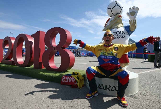 InformantesTV's tweet photo. El Cole lleva 29 años vistiendo su disfraz y acompañando a la selección Colombia en las buenas y en las malas. ¿Cómo empezó todo? Vea la entrevista este domingo en #LosInformantes https://t.co/U9EVNCsmBQ