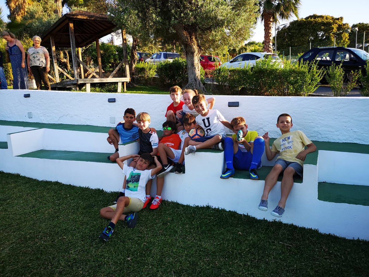 rosalesmalaga's tweet photo. Desde Colegio Los Rosales  le queremos dar las gracias a nuestro sponsor Talleres Reyes por su implicación y colaboración año tras año con nuestro club de fútbol sala. Los prebenjamin A disfrutaron de una merienda y un buen rato de fútbol gracias a ellos!
#rosalesfutbol https://t.co/1KJKxYkQ9T