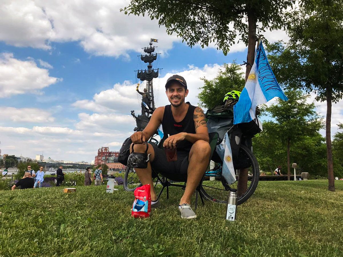Santiago Reale, el argentino que dejó todo e hizo 4 mil km en bici para ver a la selección, ya está a punto de entrar al partido frente  #Cro “El mate fue siempre mi compañero en el desarraigo, eso no se abandona” Tremenda historia con <a href="/YerbaTaragui/">Yerba Taragüi</a> siempre a su lado!!!
