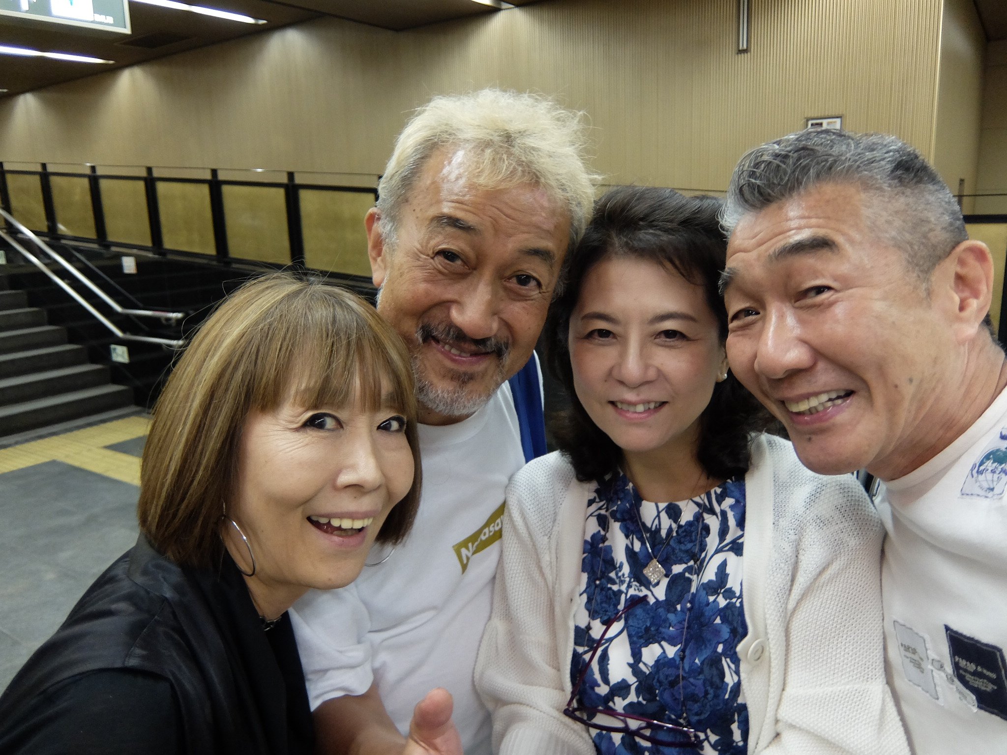 松元ヒロ 紀伊國屋ホールの ひとり立ち をいつも観に来て下さる佐高信さんと三浦さんグループと六本木の 一億 で一杯 メンバーはフォークの中川五郎さん 四角佳子さん 小林啓子さんに中央大学教授の目加田さん 一億五十周年ではなくて一億が５０周年