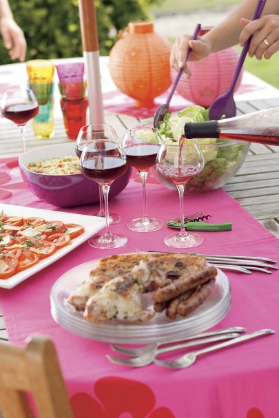 Sunday Inspiration: Fire up the BBQ and pair your grilled meats and salads with a glass of Alsace Pinot Noir!

The perfect red for warm weather, Alsace Pinot Noir is full of flavours of bright red fruits which are the perfect match for grilled meats!

#DrinkAlsace