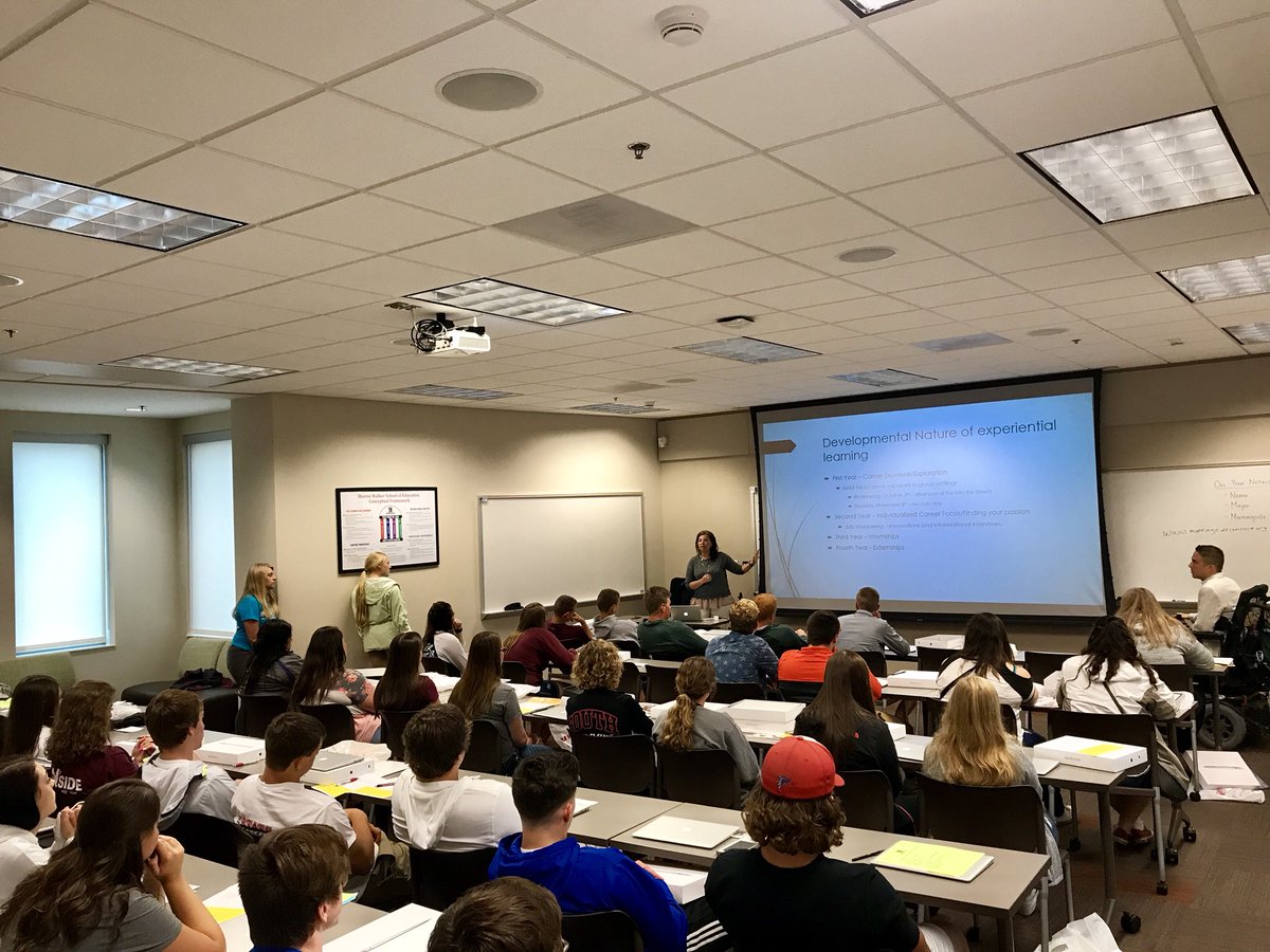 MsideAdvising's tweet photo. Our very own @msidecareers talking with students about experiential learning at @MorningsideEdu #ExperienceMatters #EnrollmentDays #Mside22 https://t.co/GE2iIEZEkl