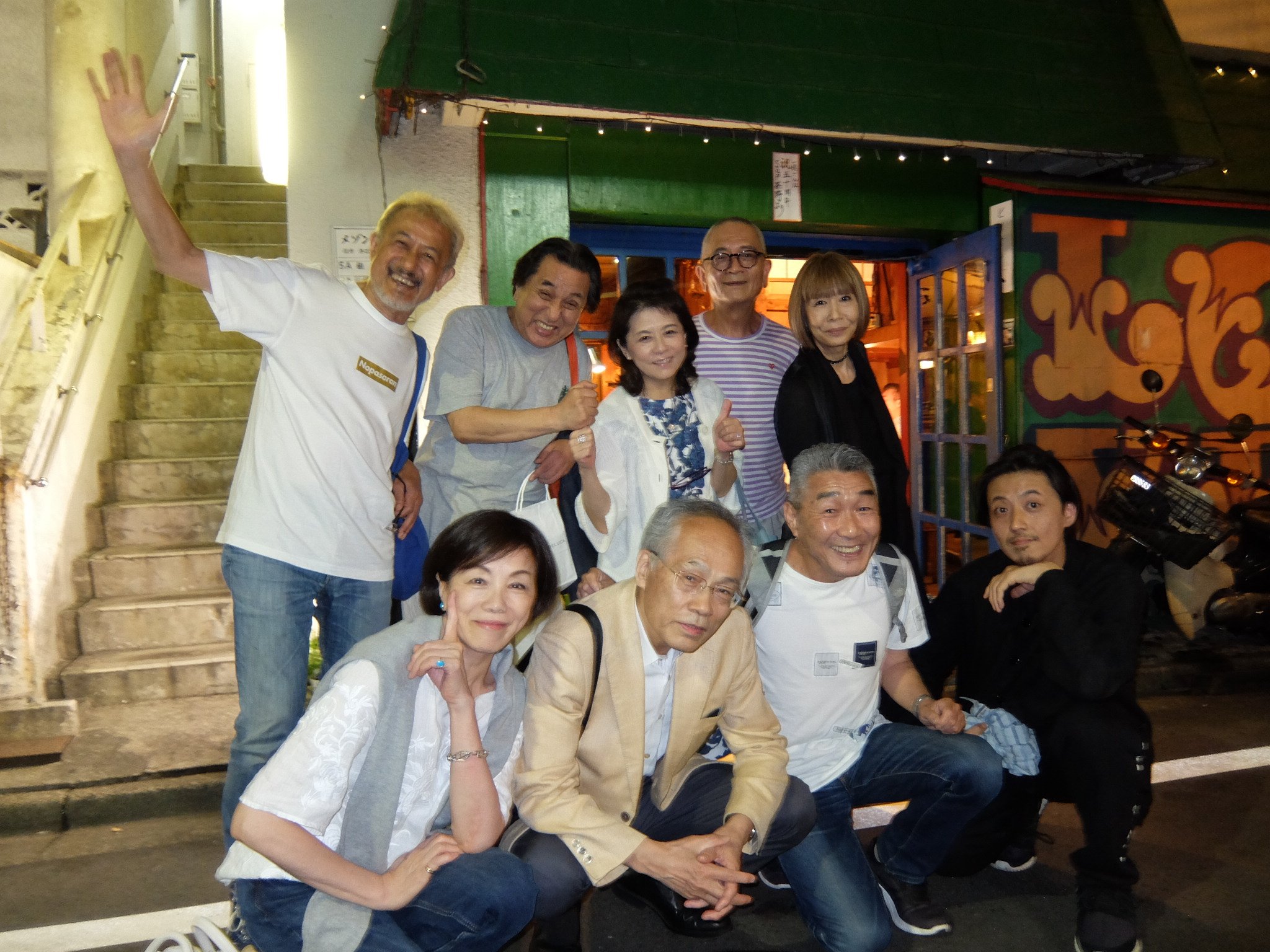 松元ヒロ 紀伊國屋ホールの ひとり立ち をいつも観に来て下さる佐高信さんと三浦さんグループと六本木の 一億 で一杯 メンバーはフォークの中川五郎さん 四角佳子さん 小林啓子さんに中央大学教授の目加田さん 一億五十周年ではなくて一億が５０周年
