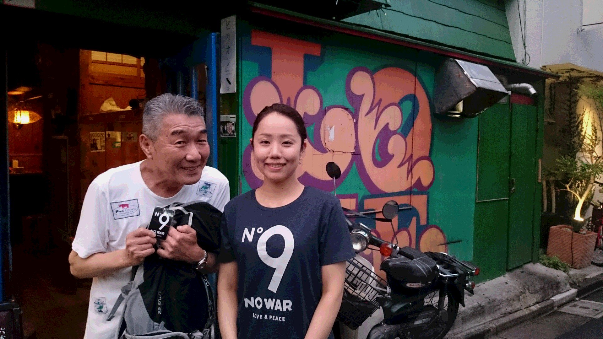 松元ヒロ 紀伊國屋ホールの ひとり立ち をいつも観に来て下さる佐高信さんと三浦さんグループと六本木の 一億 で一杯 メンバーはフォークの中川五郎さん 四角佳子さん 小林啓子さんに中央大学教授の目加田さん 一億五十周年ではなくて一億が５０周年