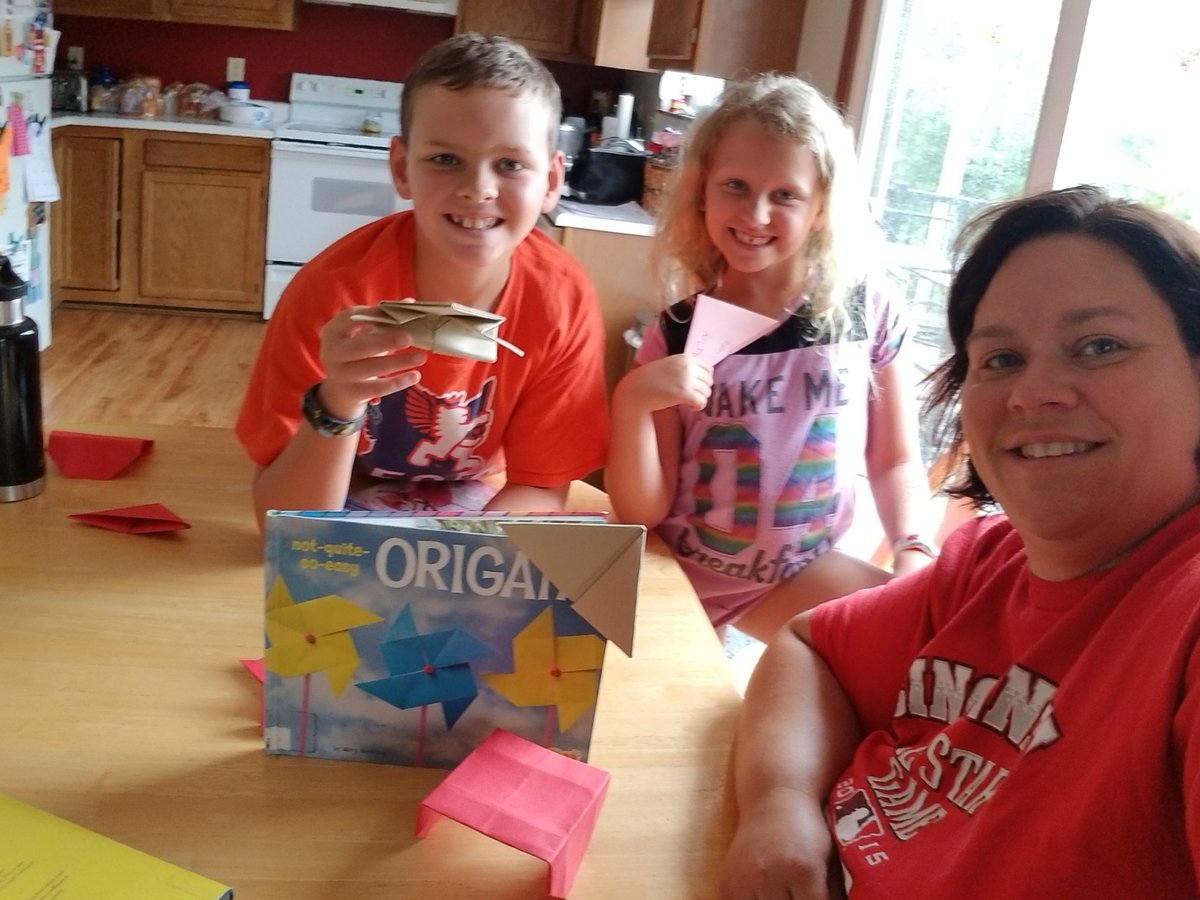 miranda_getz's tweet photo. Bookmarks, somersault squares, and hopping frogs....we learned how to do Origami as our try something new! #SummerSelfieChallenge #TrySomethingNewSelfie #TMGenius https://t.co/bYyUdmgjJQ