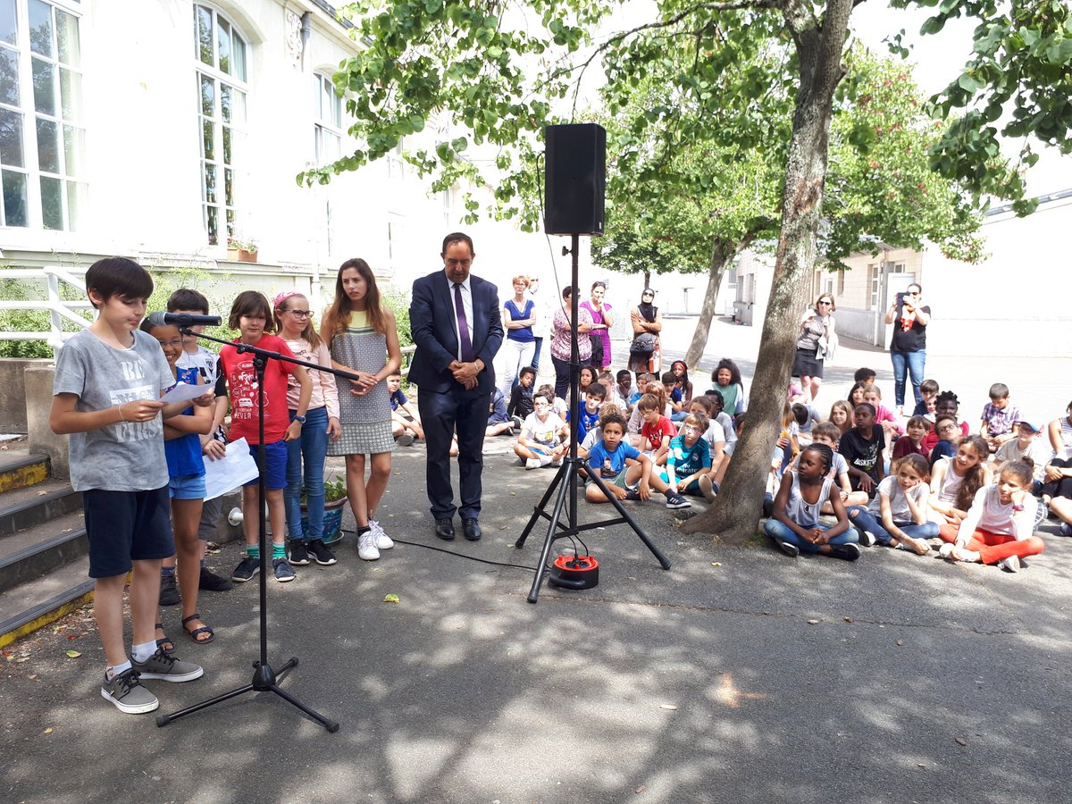 M_Orphelin's tweet photo. Ceux qui ne connaissent pas leur histoire s'exposent à ce qu'elle recommence...
Superbe travail de mémoire des CM2 de l'école Condorcet #Angers. Moment d'une rare émotion en hommage à Simon Pavlowsky, assassiné à Auschwitz à l'âge de 15 ans. Il avait étudié ici. #devoirdemémoire https://t.co/BGMCntGm3y