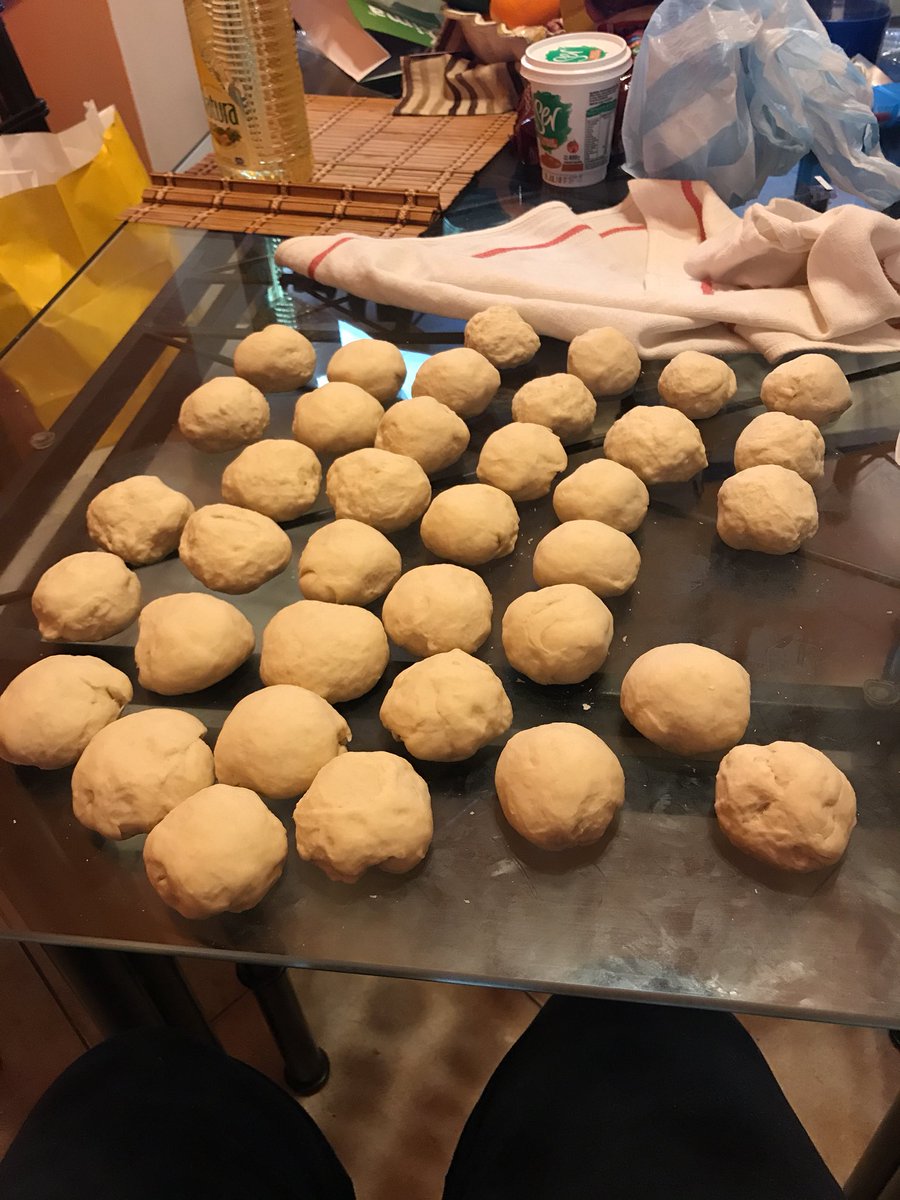 MaradoPan's tweet photo. Buen día panecillos cocinando panes para el partido! Que tengan buen día y ojalá ganemos hoy https://t.co/6QHKCWvz4Z