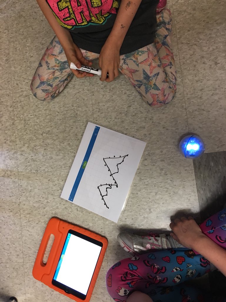 TransformingSD5's tweet photo. Students at IDES drawing their mountain constellations.   #mountainliving @sphero #fernie #STEM https://t.co/CI7dw4zwv9