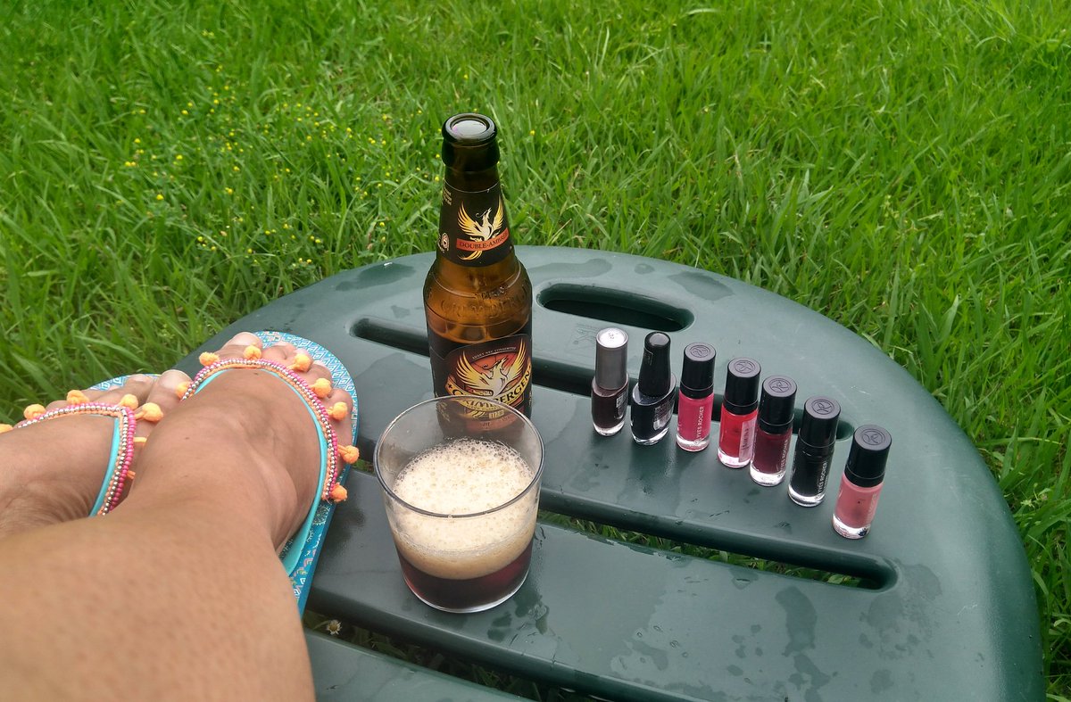 ellie_ypunto's tweet photo. Pues si no hay playa vamos a hacer algo productivo... A ver si me decido con el color para cuando acabe la Grimbergen #music #cerveza #NoSol #haciendoelperro #JuevesDeFotoSensuaMeh https://t.co/vXjldPCQJP