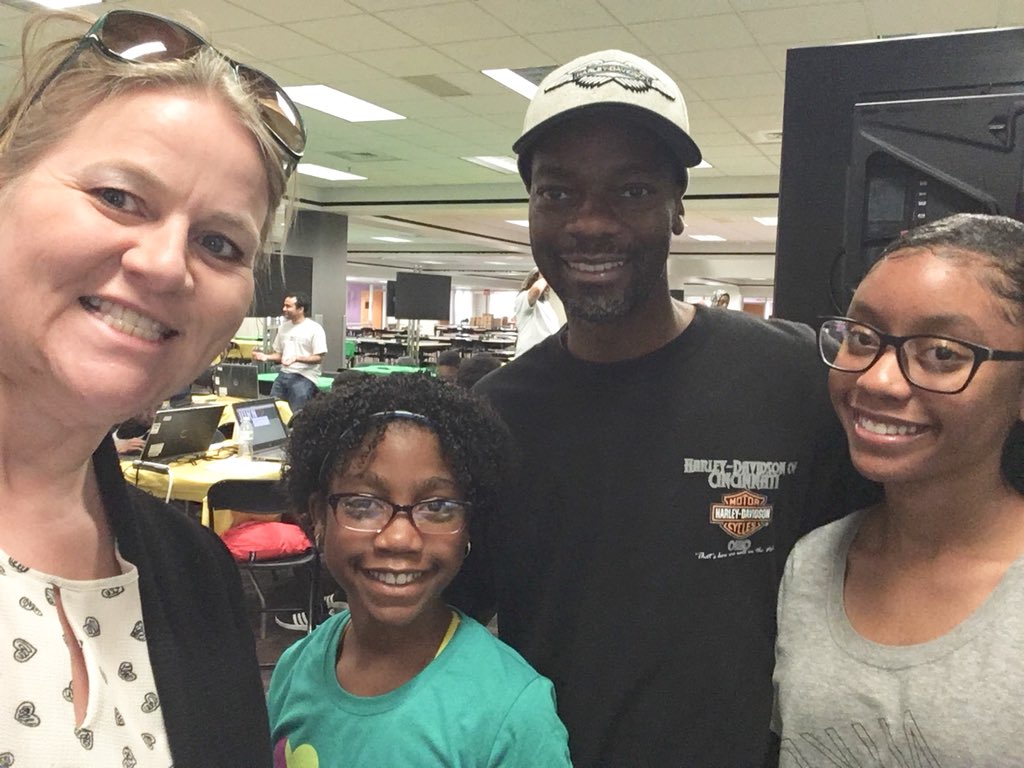 ruthef's tweet photo. The family that codes together, stays together! Loved meeting the Harris family at #CodeDetroit #CSforAll #DetSW18 @BlackGirlsCode I’m sending them ur way! https://t.co/iRbH8RmMd9