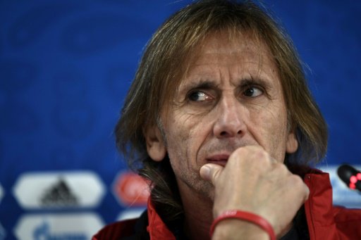 delauneisburnin's tweet photo. À ses heures perdues, Michel Houellebecq est sélectionneur du Pérou. #CDM2018 #franceperou #FRPER https://t.co/VFYOHyT1sp
