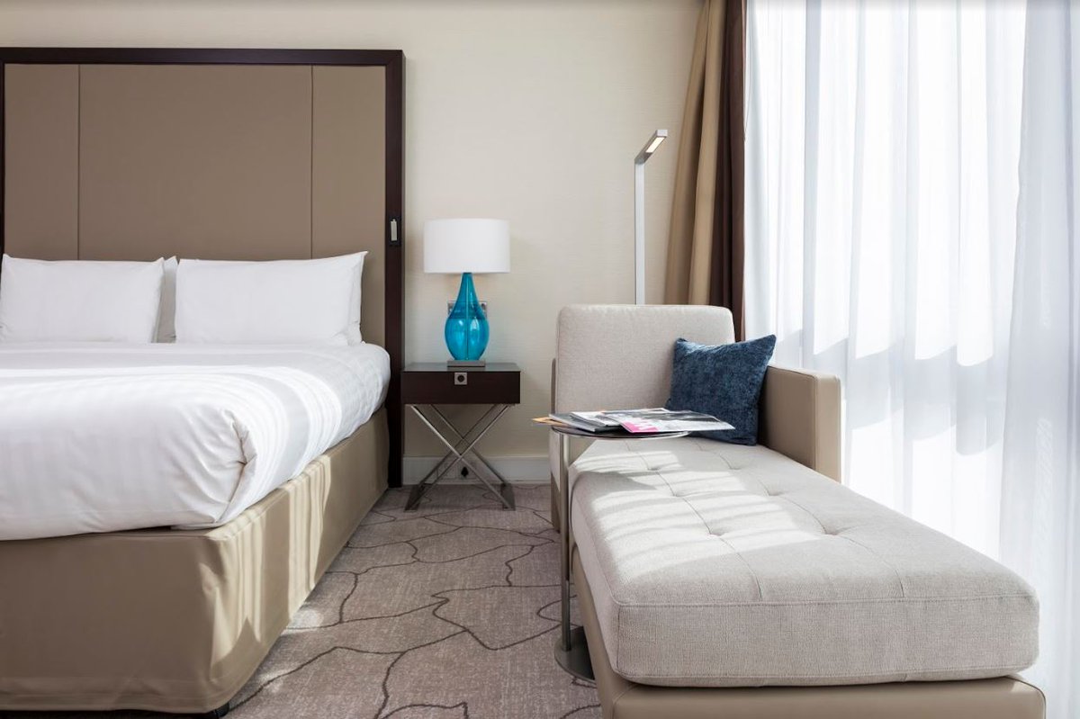 Is anyone else routinely checking the weather forecast every five minutes?
Sheer curtains maximize your rooms exposure to the sun on the odd occasion it decides to show its face 

#DistinctionProjects #BritishWeather #LondonInteriors #CanaryWharf