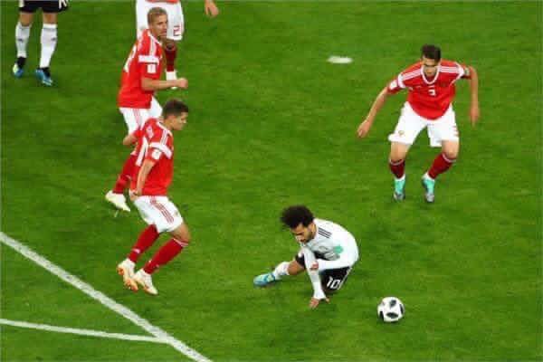 a_awni10's tweet photo. دة محمد صلاح.. اللى لحظه وهو بيقع بيسند بأيده العكسيه علشان ميقعش على كتفه المصاب.. ده اللى نفسه كان يفرح الناس برغم الالم اللى فى كتفه
هتفضل فخرنا ورافع راسنا ❤️💕 https://t.co/hXqAf4DEDS