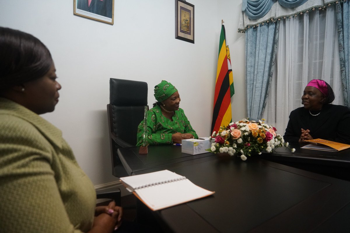 UNFPA_Zimbabwe's tweet photo. #FirstladyofZim who was recently appointed ambassador of #maternalhealth & #childhealth by @MoHCCZim today discussed with @Emuia issues related to women’s health and how to advance maternal health issues & ending Gender Based Violence in #Zim @abbiemse @YuUnfpa @UNZimbabwe https://t.co/8Pnaarigkv