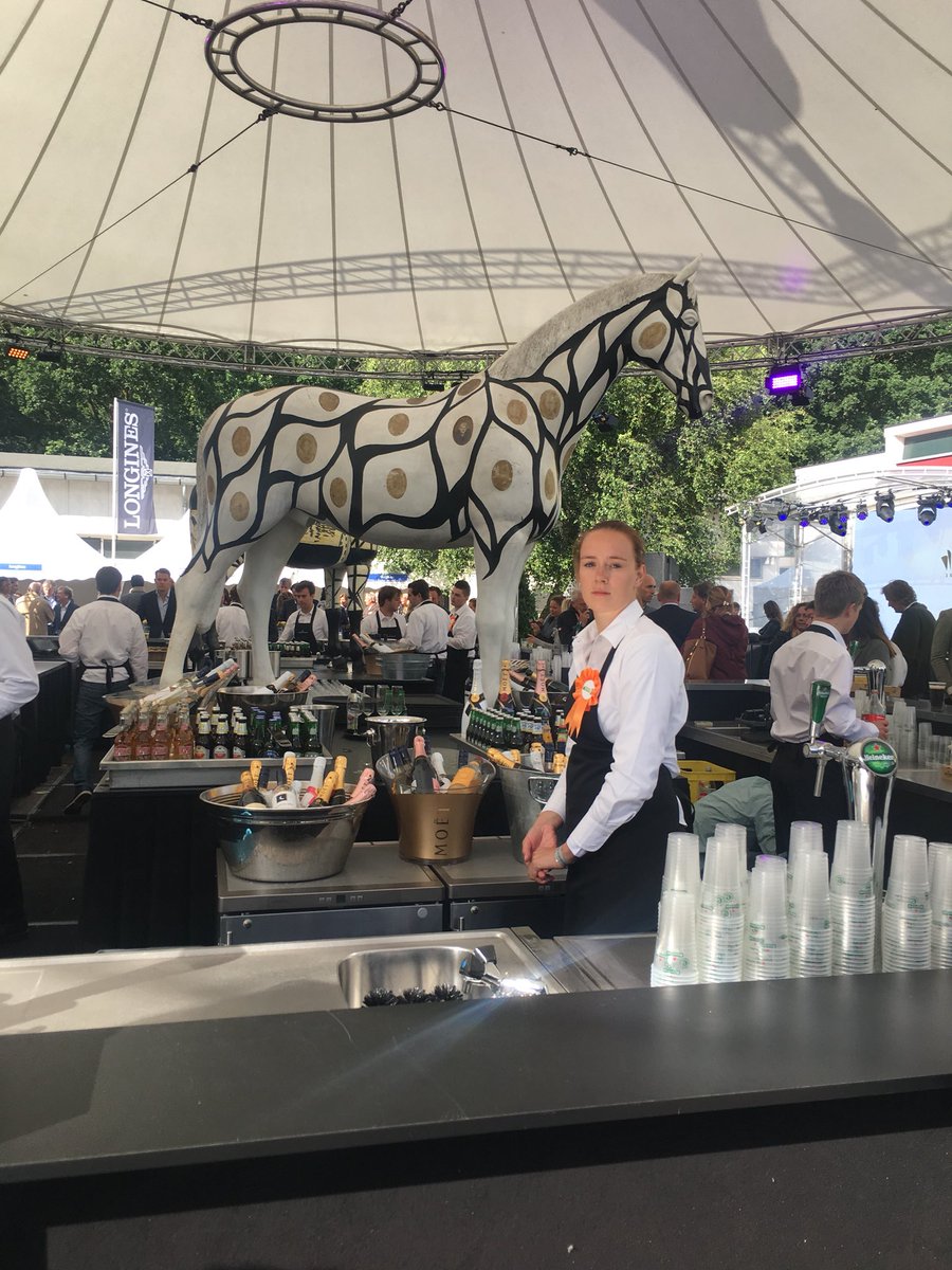 FFendorse's tweet photo. Eerste paard is al gespot! @CHIORotterdam https://t.co/9JXJaNLrNl
