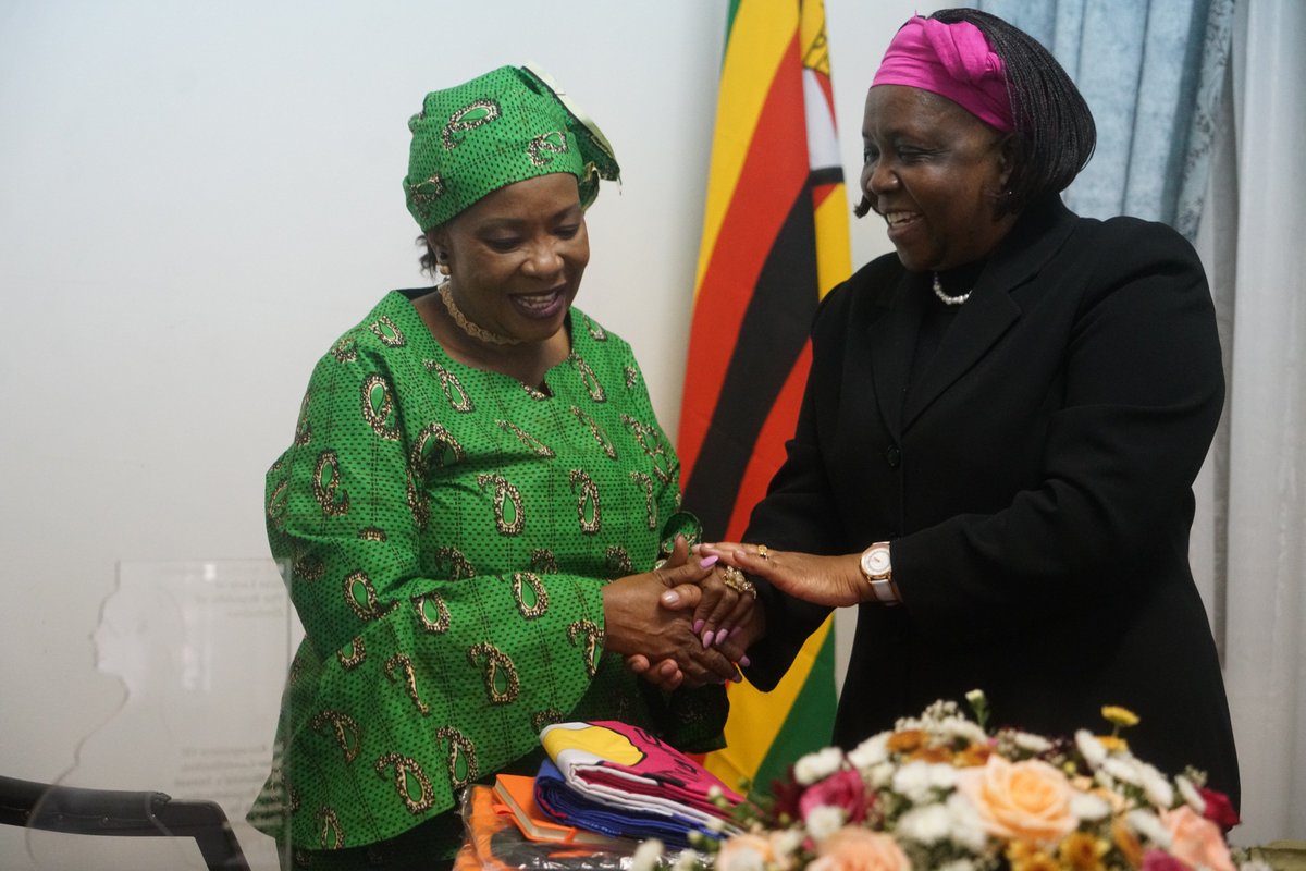 UNFPA_Zimbabwe's tweet photo. #Firstladyofzim Auxillia Mnangagwa keen to support efforts by @UNFPA and partners to end women dying from childbirth and to make communities safe for women and girls thru eradication of Gender Based Violence @Emuia @abbiemse @Atayeshe https://t.co/fIb1X6Rs05