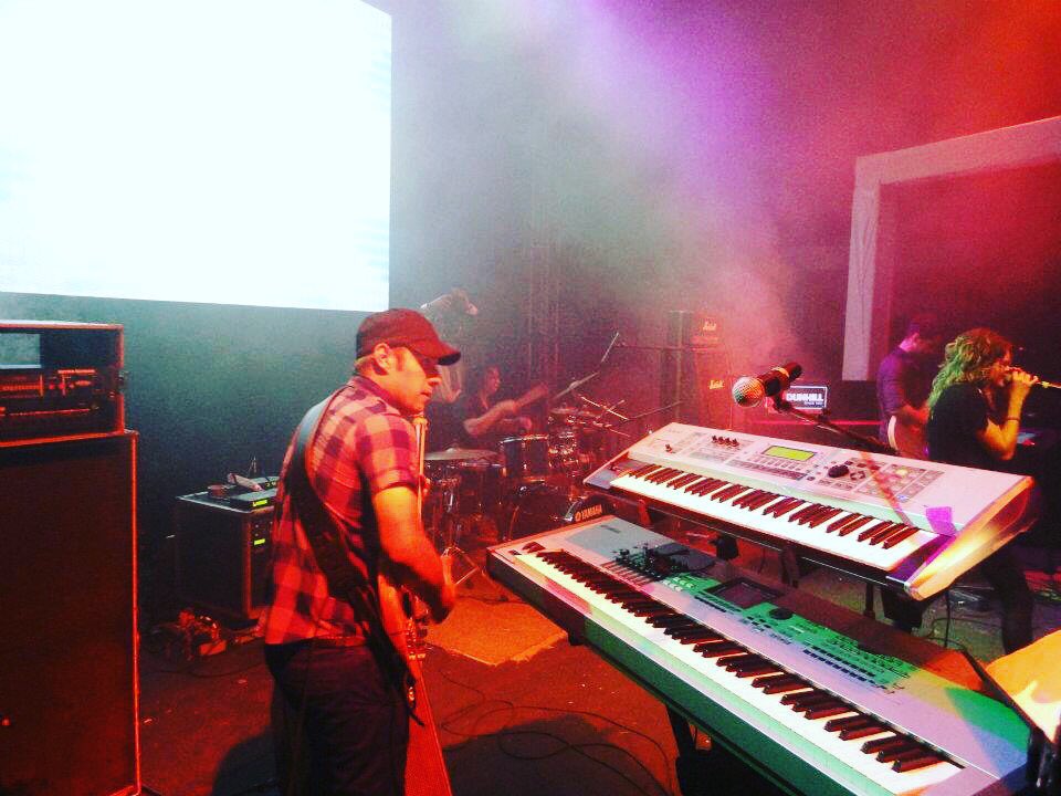 Pmelendezmusic's tweet photo. Mi #tbt junto a este gran proyecto que tuvimos #WTFunk junto a @EstefaniBrolo #GianniPerini en una excelente gira que tuvimos en países de Centroamerica #bass&amp;keys #tour #centroamerica #wtf #funk #music #friends #goodmusic https://t.co/8gJTWz6xzb