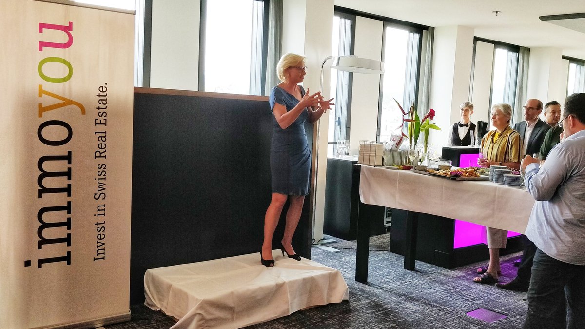 ImmoYou_ch's tweet photo. Erfreuliche News von @Bettina_Stach am Kundenevent in den #ImmoYou-Büros. 

#Immobilien #Crowdinvesting https://t.co/1kYMpYGMeG