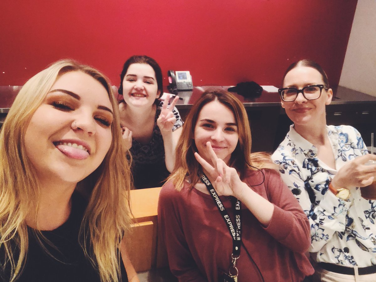 TheMallAtFoxRun's tweet photo. Guess what today is ?! It’s #nationalselfieday 💕💕🤪🤪 Be sure to tag us in your favorite selfie today!! Even our tenants are loving it! SMILE &amp; SAY CHEESE! 🤗 @bathbodyworks @PANDORA_NA @express @PacSun https://t.co/vJdlW13H3Y