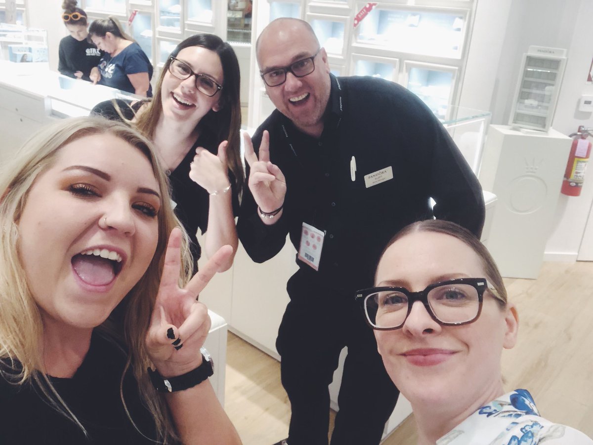 TheMallAtFoxRun's tweet photo. Guess what today is ?! It’s #nationalselfieday 💕💕🤪🤪 Be sure to tag us in your favorite selfie today!! Even our tenants are loving it! SMILE &amp; SAY CHEESE! 🤗 @bathbodyworks @PANDORA_NA @express @PacSun https://t.co/vJdlW13H3Y