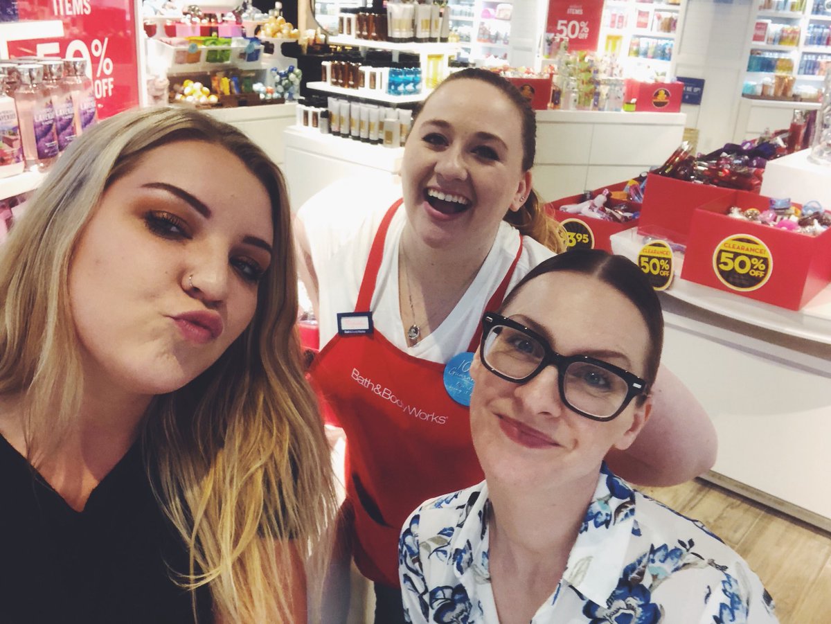 TheMallAtFoxRun's tweet photo. Guess what today is ?! It’s #nationalselfieday 💕💕🤪🤪 Be sure to tag us in your favorite selfie today!! Even our tenants are loving it! SMILE &amp; SAY CHEESE! 🤗 @bathbodyworks @PANDORA_NA @express @PacSun https://t.co/vJdlW13H3Y