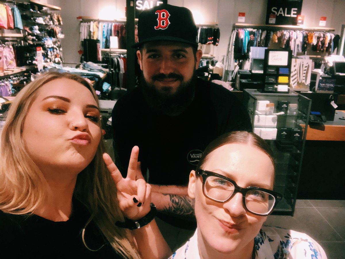 TheMallAtFoxRun's tweet photo. Guess what today is ?! It’s #nationalselfieday 💕💕🤪🤪 Be sure to tag us in your favorite selfie today!! Even our tenants are loving it! SMILE &amp; SAY CHEESE! 🤗 @bathbodyworks @PANDORA_NA @express @PacSun https://t.co/vJdlW13H3Y