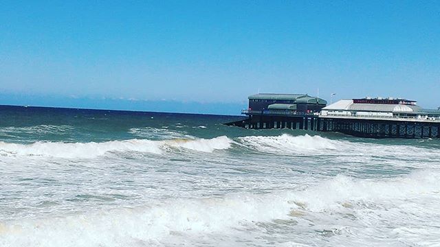 SamiRuthHall's tweet photo. #wave #sea #roughsea #water #windy this looks calm to what I've just witnessed but not Staying longer to find out #drownrat look isnt in https://t.co/yJiMjaWC5C