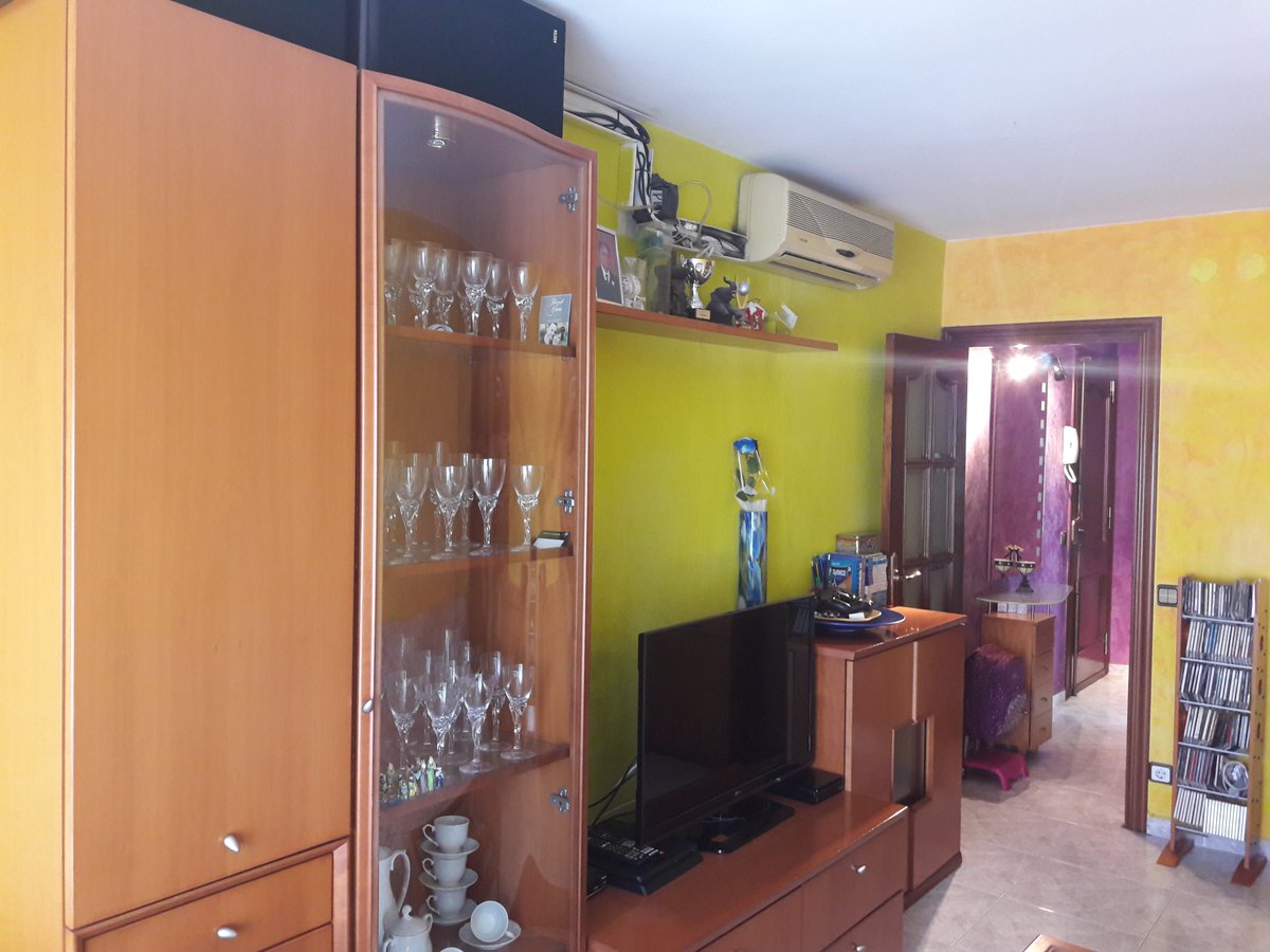 barnafinc's tweet photo. Piso en #Venta en #SantaColomadeGramanet 65m2, 2hab, baño, cocina con galería, amplio comedor.#Atico sin ascensor. Cerca #Metro L9 #SantaRosa y transporte público. Oportunidad. https://t.co/OzdlP7CWz5