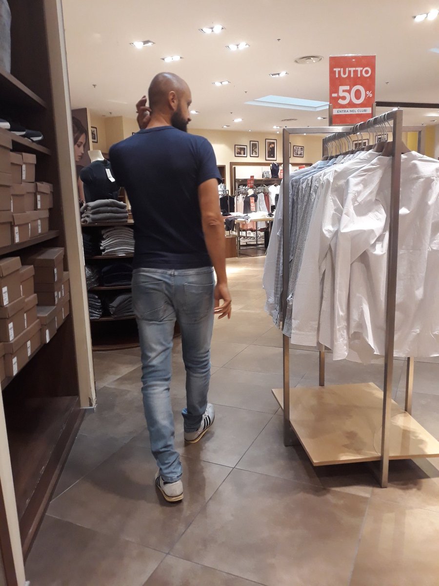 JolandaGruntal's tweet photo. Ci sono quelli che fanno foto modello "seguimi ai Caraibi" e poi ci siamo noi, quelli del "seguimi, cerchiamo maglie della salute in cotone al 50%" #lostile #cotoneinestinzione https://t.co/Lgl4MAkZ5I