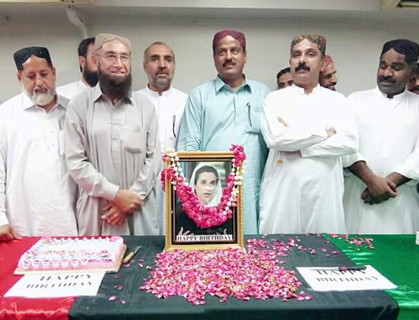 SYEDFAYAZALISH8's tweet photo. Happy Birthday Shaheed Rani 🌹🎂🌹
برہم اُسی کے دم سے تھا وہ دیس کا وقار تھی
وہ دشمنوں پہ تیر  تھی وہ  بنتِ ذوالفقار تھی

۲۱ جون ۶۵ واں یومِ ولادت دختر مشرق شہید محترمہ بے نظیر بھٹو.
#ہم_نہیں_بھولیں_گے   🇱🇾🇱🇾🇱🇾 https://t.co/gDcnKF7BHz