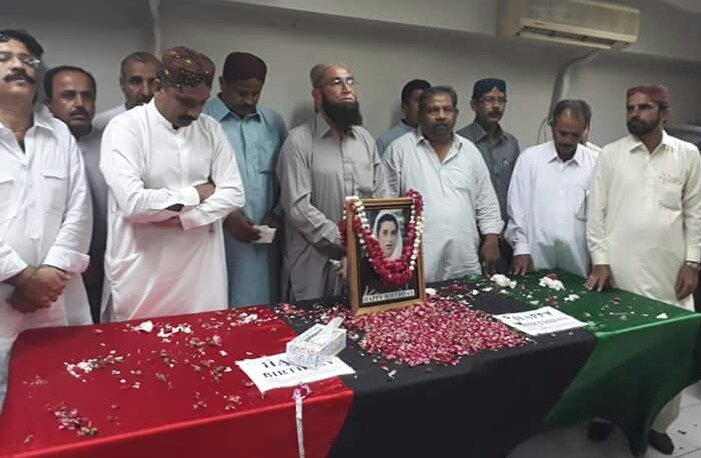 SYEDFAYAZALISH8's tweet photo. Happy Birthday Shaheed Rani 🌹🎂🌹
برہم اُسی کے دم سے تھا وہ دیس کا وقار تھی
وہ دشمنوں پہ تیر  تھی وہ  بنتِ ذوالفقار تھی

۲۱ جون ۶۵ واں یومِ ولادت دختر مشرق شہید محترمہ بے نظیر بھٹو.
#ہم_نہیں_بھولیں_گے   🇱🇾🇱🇾🇱🇾 https://t.co/QdMtfQsrSz