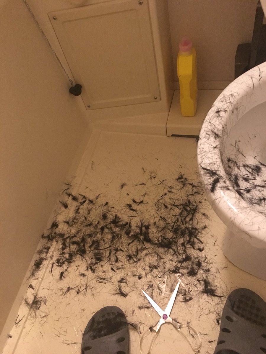 髪切った、出血もした。