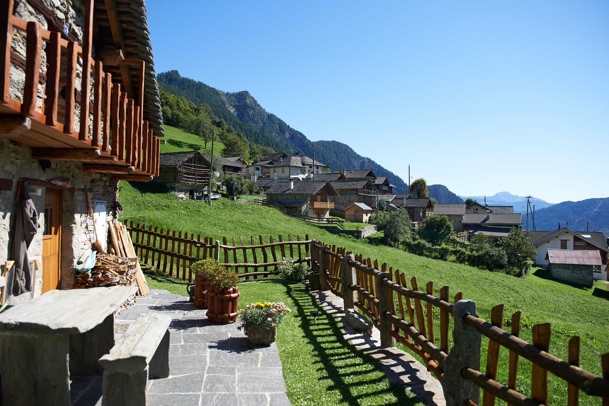 Graubunden's tweet photo. Kennt ihr Braggio im Calancatal? In dieses Bergdorf führt keine Strasse, sondern nur eine Seilbahn. Und natürlich Wanderwege: https://t.co/bOfC4ykOfr https://t.co/5lDeVyAZif