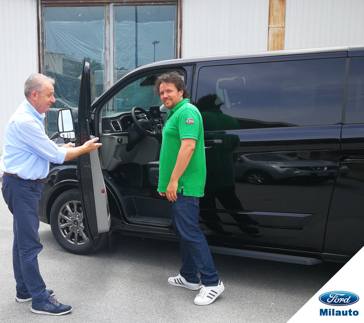 FordMilauto's tweet photo. Grazie al signor Filippo Spanò che ha scelto la comodità #Ford! Con il nostro lussuoso #TransitCustomTitanium, caratterizzato da interni in pelle, impianto di climatizzazione per singolo passeggero e vetri oscurati, i suoi clienti viaggeranno nel comfort assoluto. 
#FordMilauto https://t.co/kvTqFhJ4IV