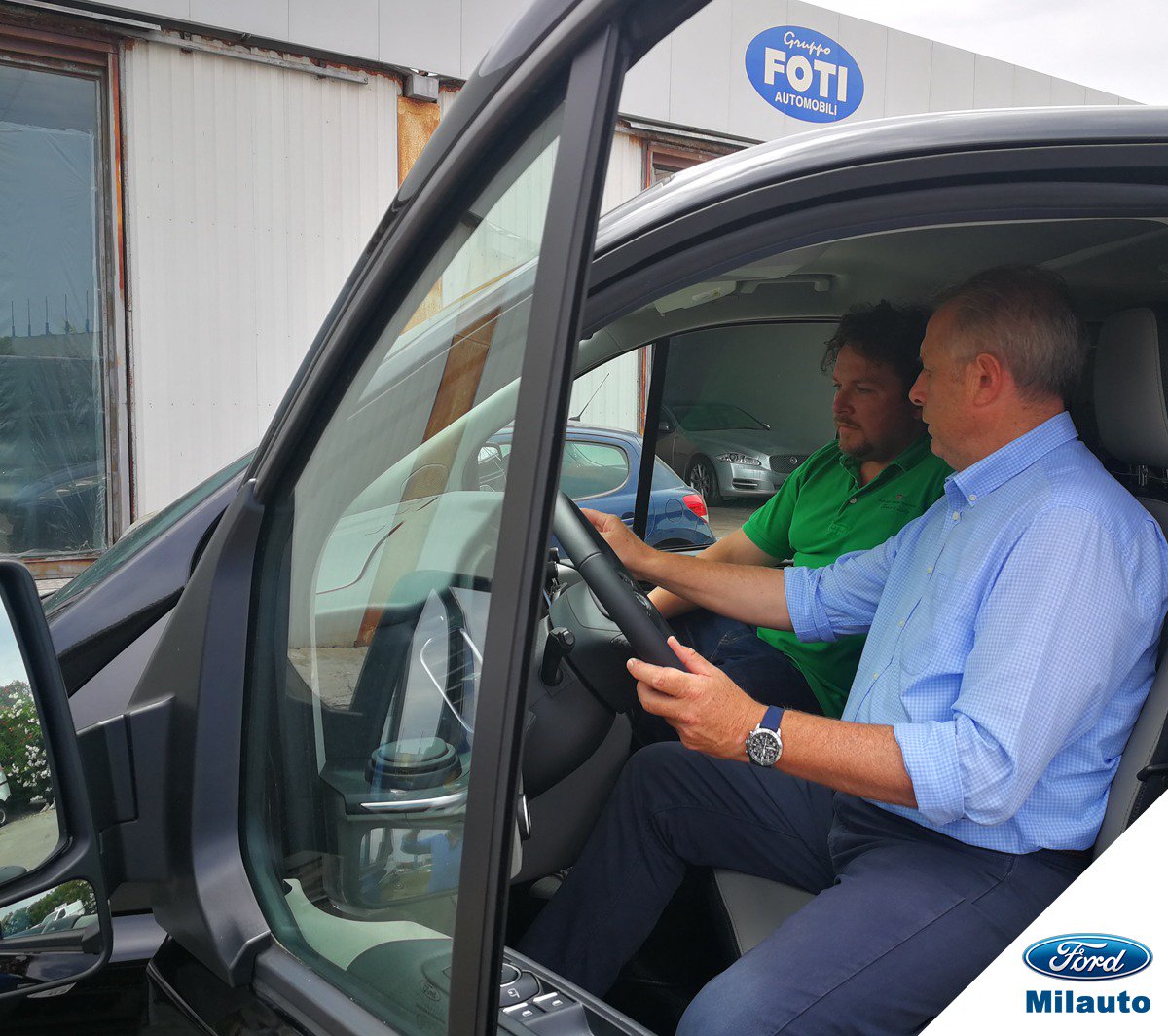 FordMilauto's tweet photo. Grazie al signor Filippo Spanò che ha scelto la comodità #Ford! Con il nostro lussuoso #TransitCustomTitanium, caratterizzato da interni in pelle, impianto di climatizzazione per singolo passeggero e vetri oscurati, i suoi clienti viaggeranno nel comfort assoluto. 
#FordMilauto https://t.co/kvTqFhJ4IV