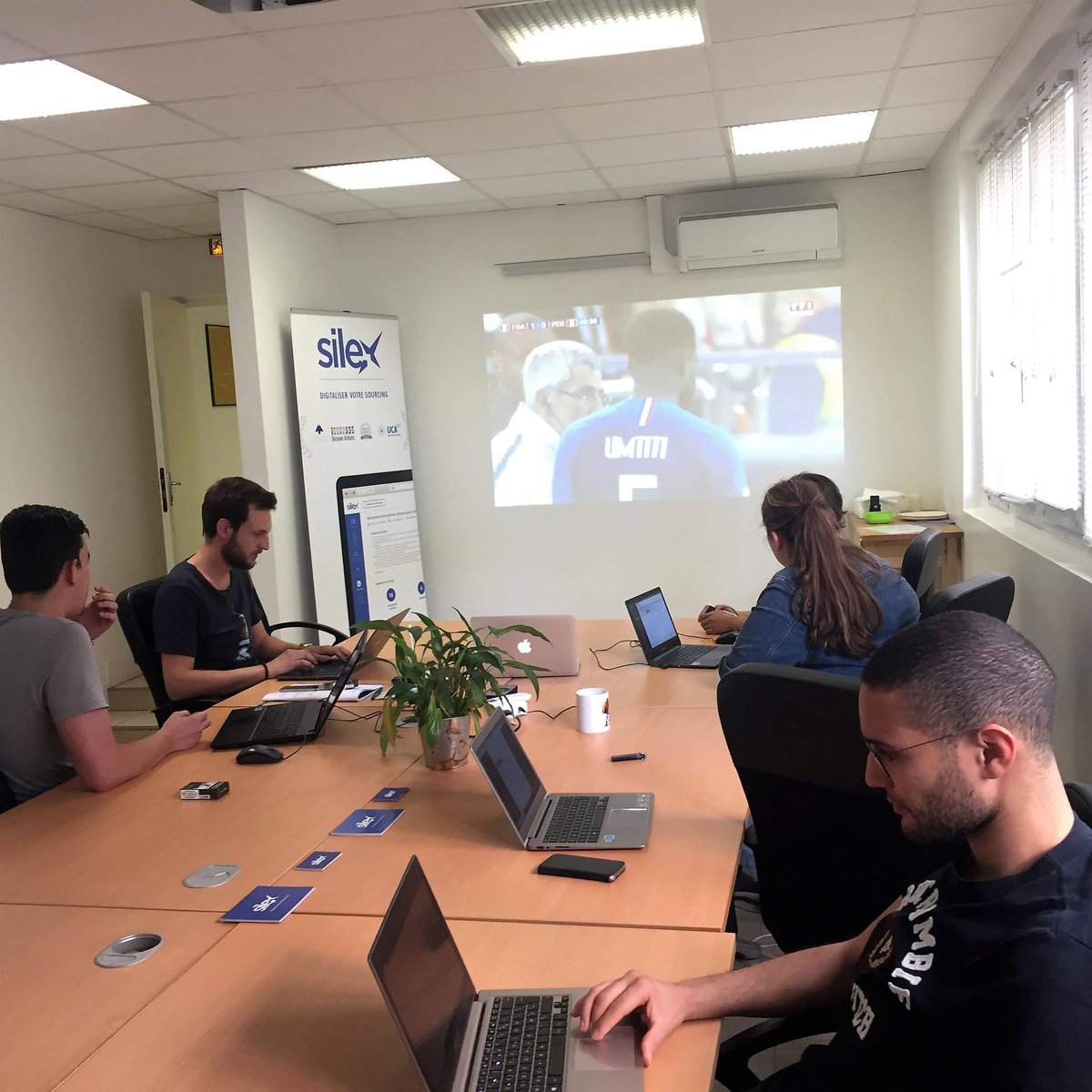 clem_ferrer's tweet photo. #AllezLesBleus ⚽️ 🇫🇷 Chez Silex, on supporte les bleus de tout coeur ce soir 😀 https://t.co/k0cKuCgQRr
