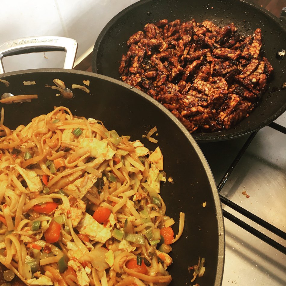 Nog nooit eerder gemaakt maar wat heerlijk! Tempeh met bami. #chicascooking