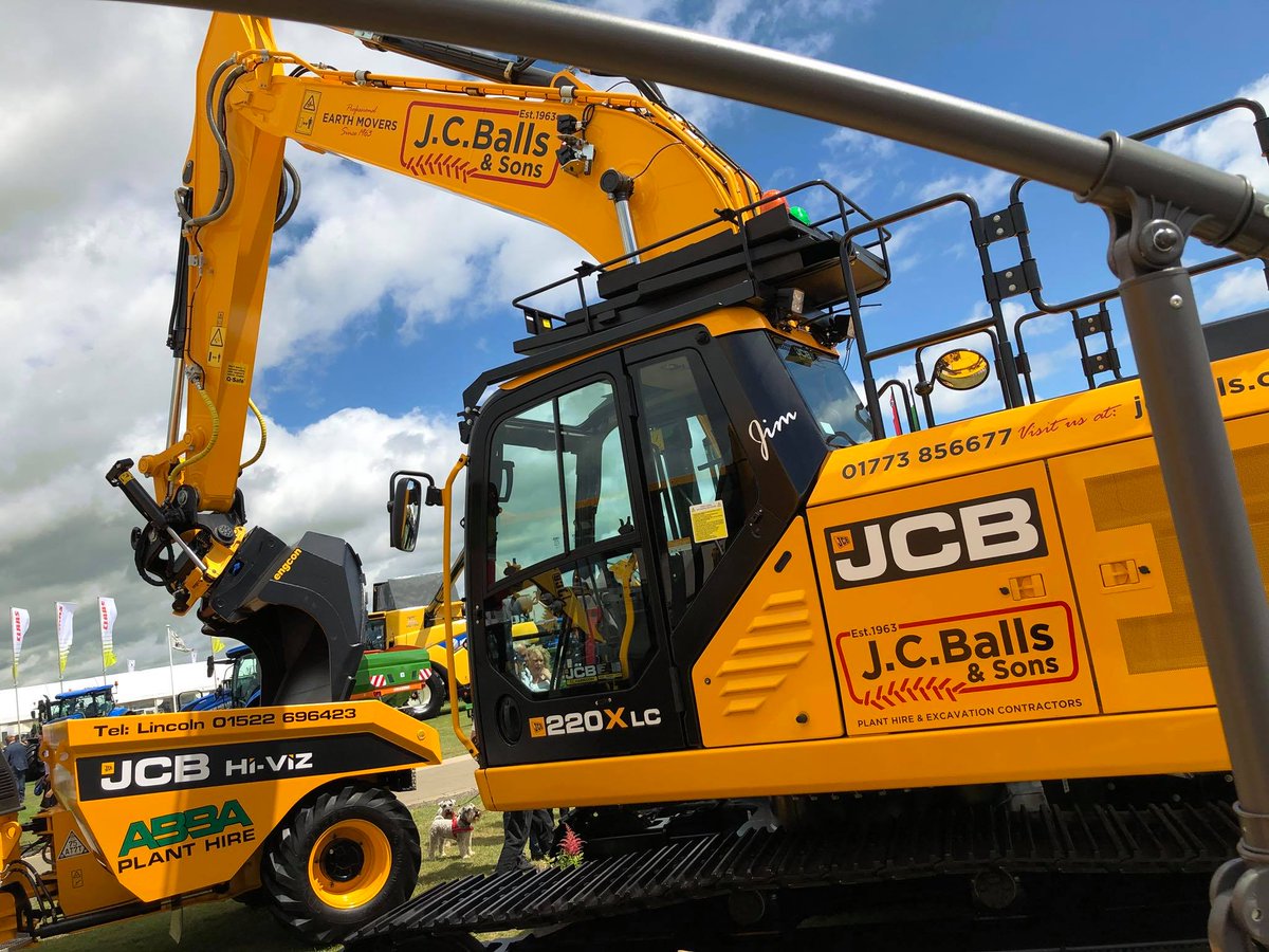 engcon_uk's tweet photo. Some great shots of the @JCBmachines 220X on @TCHarrisonJCB's stand at the @lincsshow. She really does look the business in the sun. #engcon #EC226 #JCB #220X https://t.co/mHtacsQ2Bn