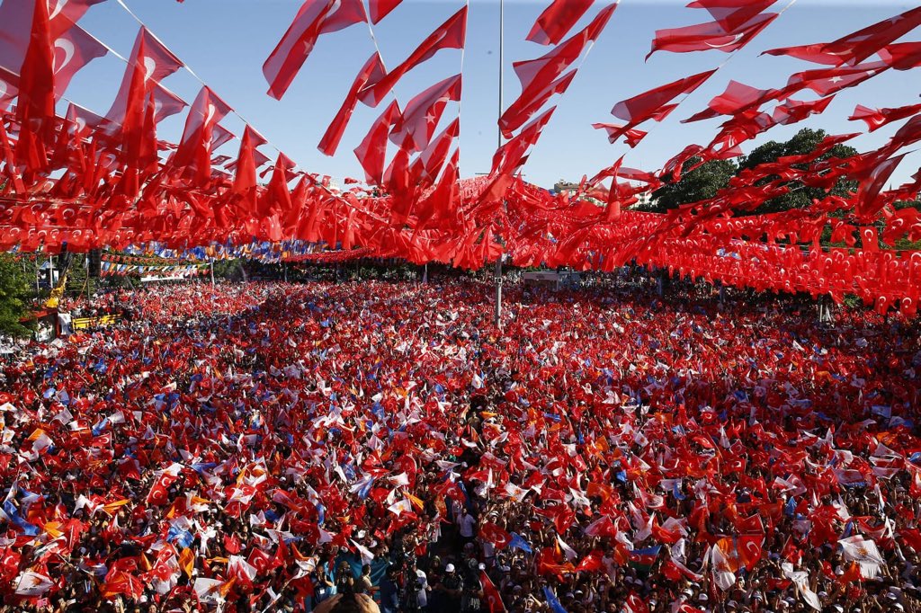 Tarihi bir mitinge şahit olduk!

Cumhurbaşkanımız Gazi Şehrimizin kıymetli halkıyla buluştu. 

Yolun yolumuz, davam davamızdır.!
