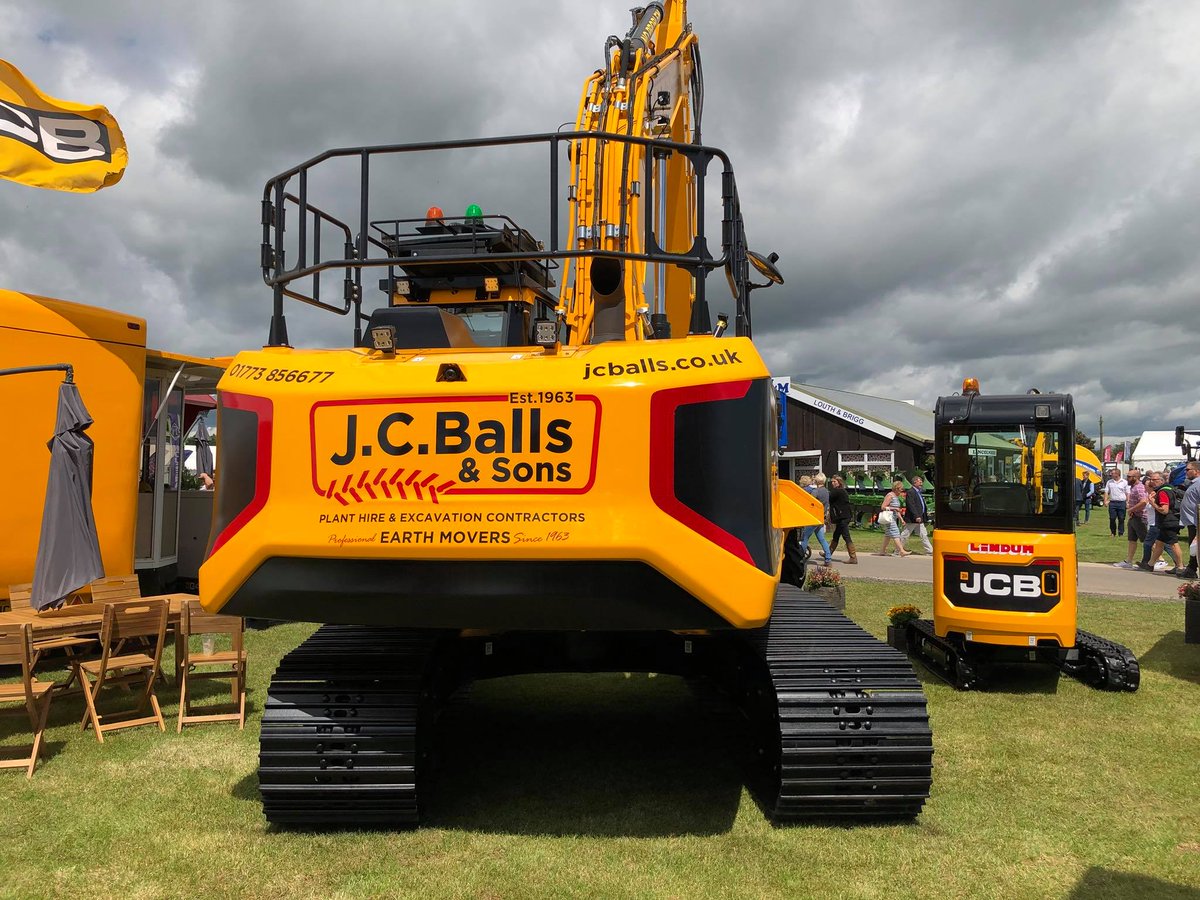 engcon_uk's tweet photo. Some great shots of the @JCBmachines 220X on @TCHarrisonJCB's stand at the @lincsshow. She really does look the business in the sun. #engcon #EC226 #JCB #220X https://t.co/mHtacsQ2Bn