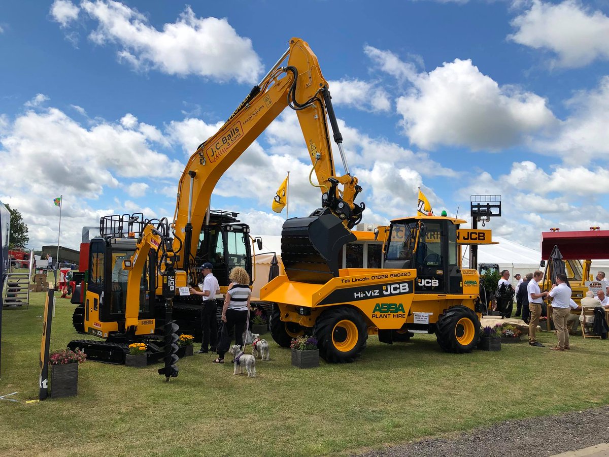 engcon_uk's tweet photo. Some great shots of the @JCBmachines 220X on @TCHarrisonJCB's stand at the @lincsshow. She really does look the business in the sun. #engcon #EC226 #JCB #220X https://t.co/mHtacsQ2Bn
