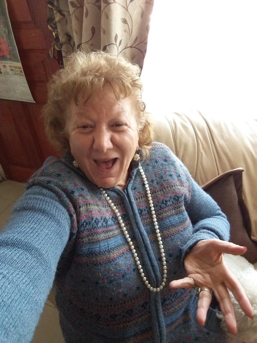 YolandaSultanaH's tweet photo. HOY ES EL DÍA DE LA SELFIE Y YO NO ME QUEDO ATRÁS Jajajaja besitos para todos!! #YolandaSultana #diadelaselfie #quelevaigabien https://t.co/Bbz0bOBreZ