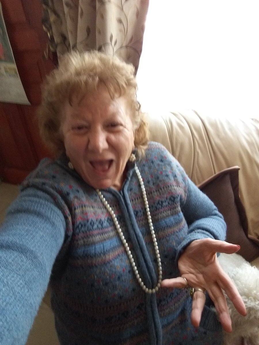 YolandaSultanaH's tweet photo. HOY ES EL DÍA DE LA SELFIE Y YO NO ME QUEDO ATRÁS Jajajaja besitos para todos!! #YolandaSultana #diadelaselfie #quelevaigabien https://t.co/Bbz0bOBreZ