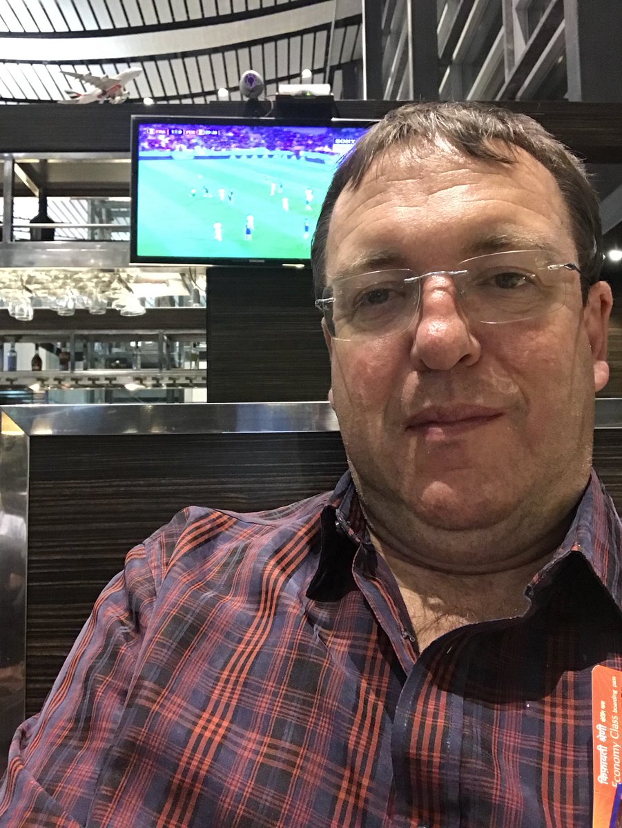 Andrew007Uk's tweet image. Not to be outdone by @MirchiPratyusha on #WorldSelfieDay here is mine. Football, aircraft and indeed airports also feature because I am off on holiday.

👀 our for clicks from 🇭🇷 &amp;amp; 🇸🇮 

#KnowYourFlags

Will miss you #Hyderabad.