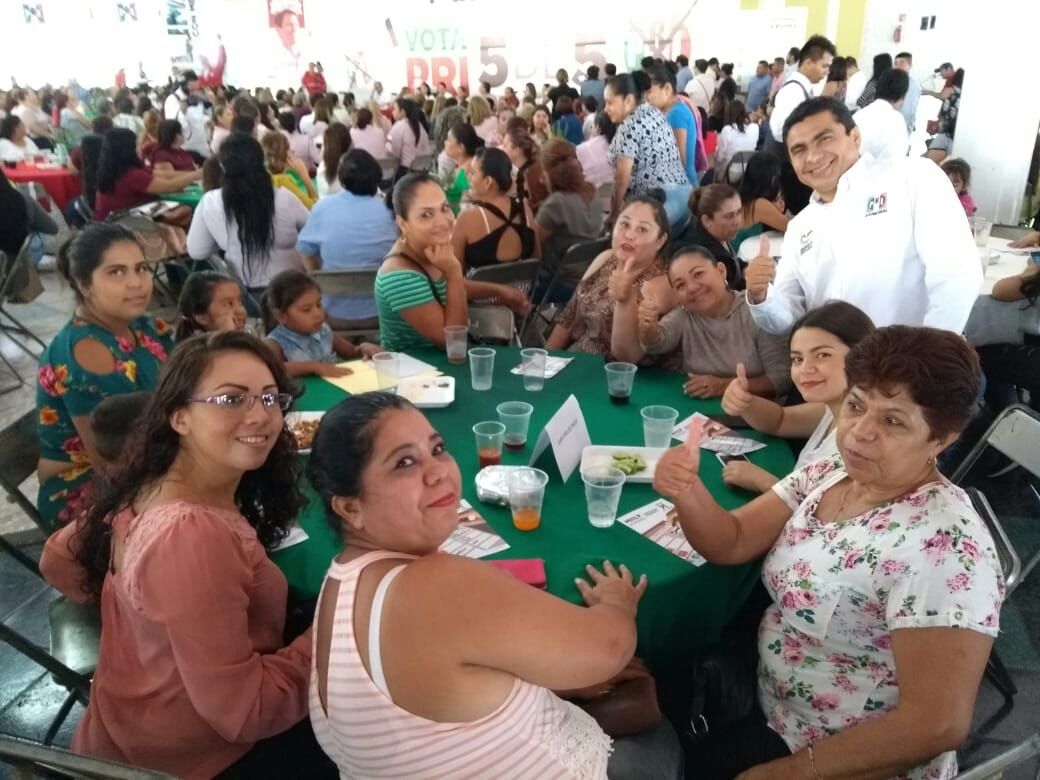 MTEstatalColima's tweet photo. Encuentro de mujeres priistas con nuestra Secretaria General del @PRI_Nacional @ruizmassieu en dicho evento estuvieron presentes las mujeres emetistas de Colima, respaldando a nuestr@s candidat@s.
#MeadeVaAGanar #EstamosATiempo #AvanzarContigo #MeadePresidente
#ColimaConMeade https://t.co/77bsPmH5mS
