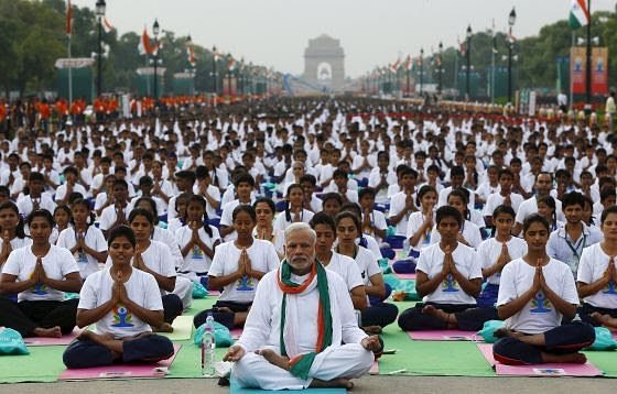 Yoga_Colombia's tweet image. El Primer Ministro de la India @narendramodi realizó sus ejercicios de Yoga en compañía de 50.000 personas como parte de la celebración del #DiaInternacionalDelYoga 🙏