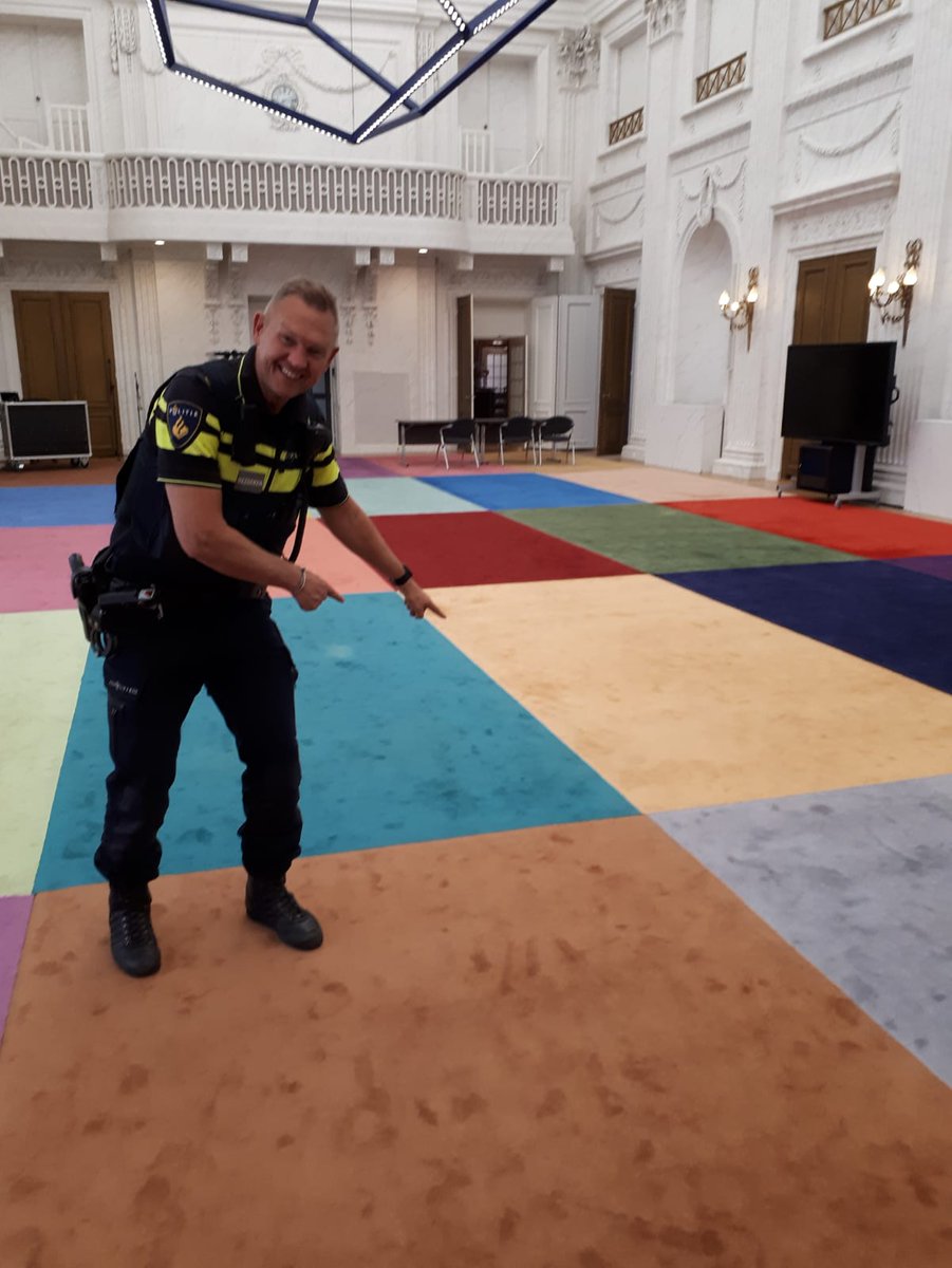 WA__C_Hoofddorp's tweet image. Prachtige omgeving #TweedeKamer , ook de oude vergaderzaal bezichtigd. Het veelkleurig tapijt van ontwerper Jan van den Dobbelsteen symboliseert de #multiculturele #Nederlandse #samenleving, de lampen de openheid 
van de #Nederlandse #democratie.