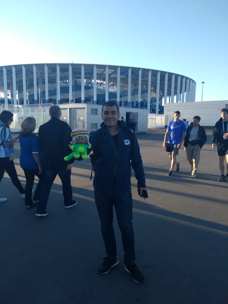 PelaGatosReggae's tweet photo. #ElGatoDeMessi ya esta en la cancha y se cruzó con @WalterQuei en la previa de @afa #ARG vs #CRO ¿Vos con quien miras el partido? #VamosArgentina #Russia2018 xq #Messi se lo #Meressi https://t.co/LwcoaSFTUi
