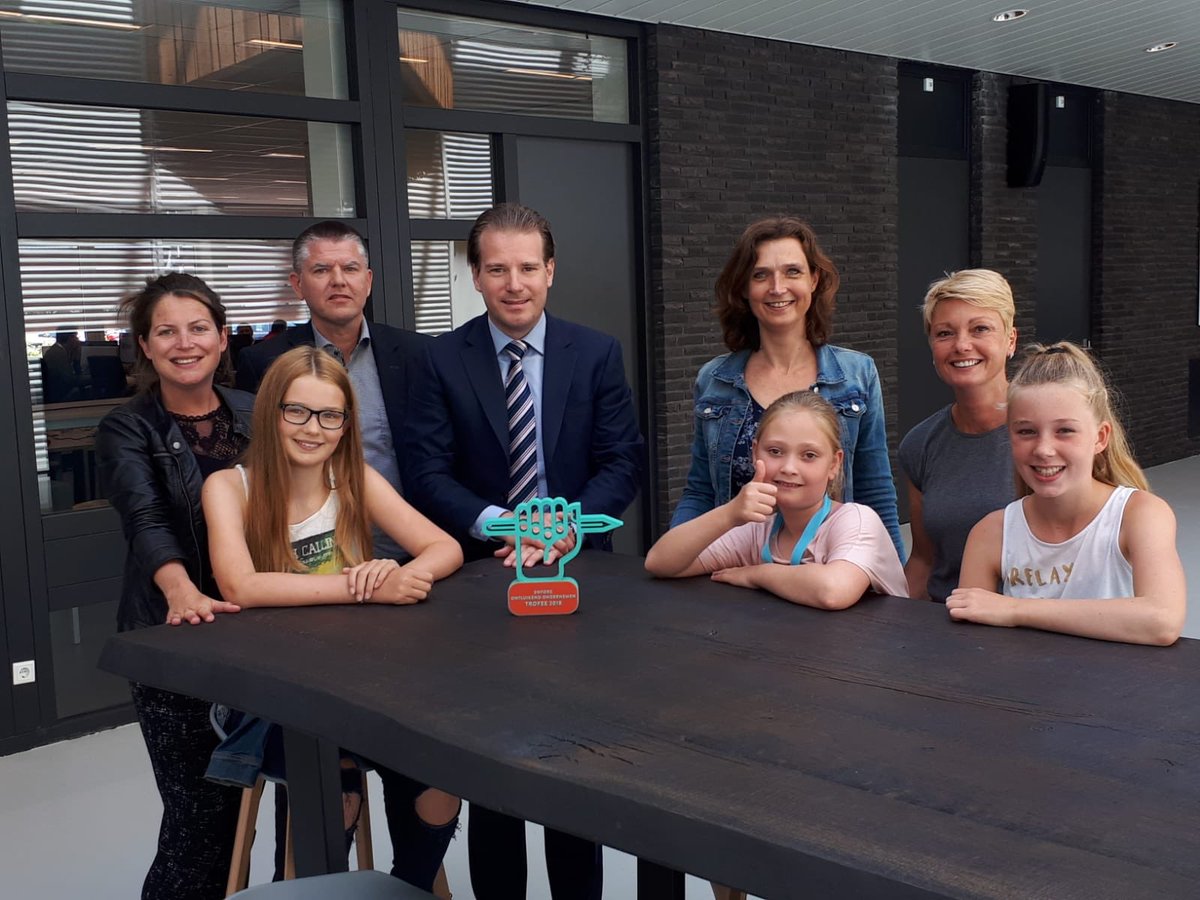 Masterclass_OO's tweet photo. Als onderdeel van hun prijzenpakket gingen de winnaars van @Masterclass_OO 2018 dit jaar op bezoek bij @VDL_Groep 
https://t.co/S0901lo07L https://t.co/sA89WGcfFu