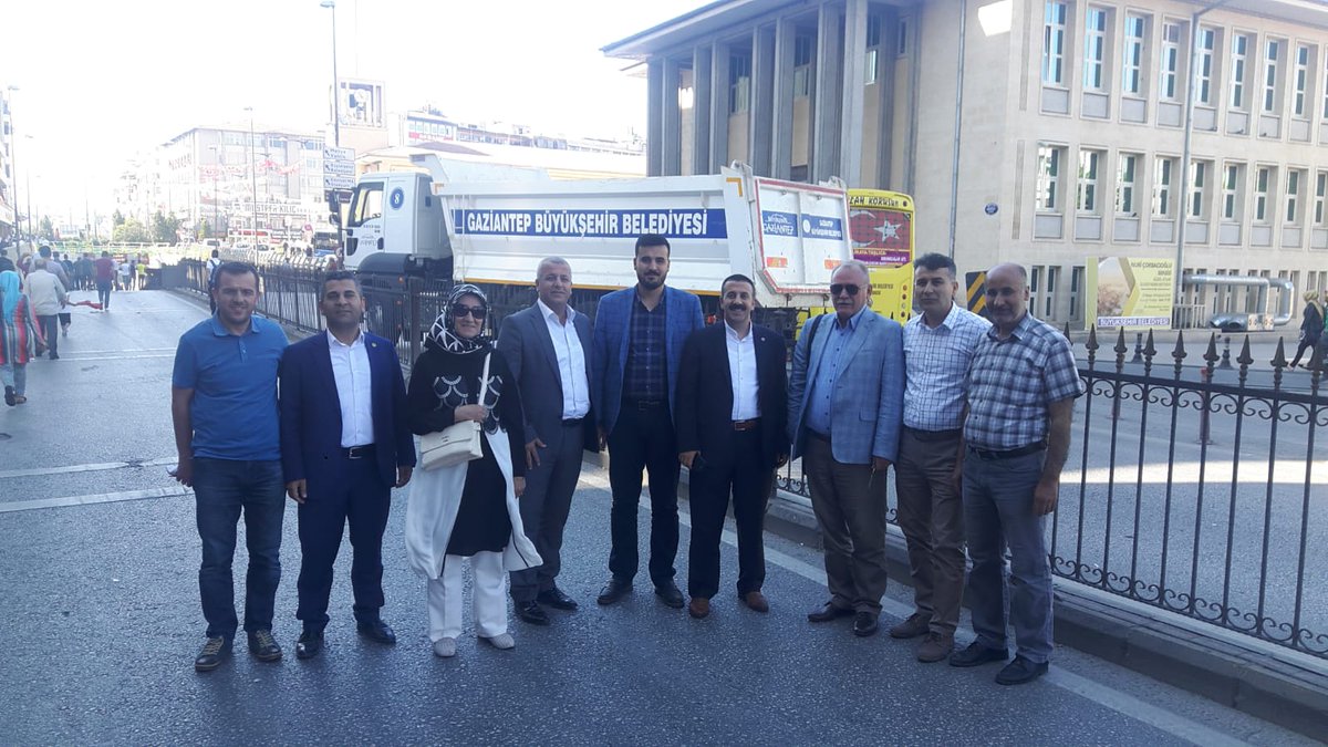 Cumhurbaşkanımız sayın Recep Tayyip Erdoğan beyefendinin mitingine giden yolları Kamyonlarla kapatmışlardı. 
Sizi gidi yetkililer sizi :)